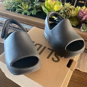 Size 5K Yeezy Slide Toddler Black